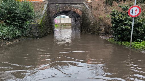 LA FOTO. Il ponticello, la (triste) certezza nella pioggia LA FOTO. Il ponticello, la (triste) certezza nella pioggia
