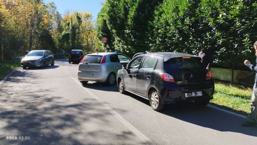L'auto sospetta fermata a Clivio dalla polizia locale di Arcisate L'auto sospetta fermata a Clivio dalla polizia locale di Arcisate