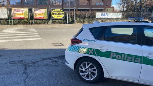 Anziano travolto da un'auto e sbalzato per alcuni metri a Varese, è in gravi condizioni