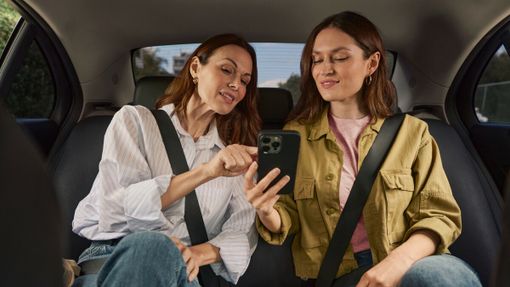 Sempre in mano, spesso perso: il cellulare è l’oggetto più dimenticato sul taxi