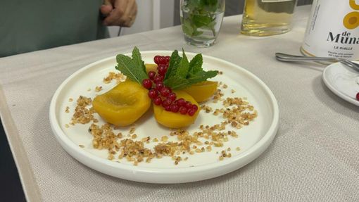 “Sogno di Persichina”, il Verri trasforma le pesche di Monate in un dessert d’eccellenza “Sogno di Persichina”, il Verri trasforma le pesche di Monate in un dessert d’eccellenza