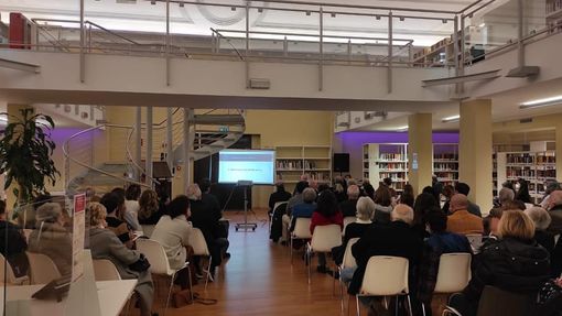 Sala Monaco gremita per &quot;L'America prima dell'America&quot;, foto dalla pagina Facebook dell'associazione Amici della biblioteca capitolare