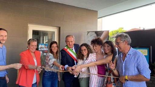 Inaugurato a Busto l’Alzheimer Cafè: «Avete fatto un regalo alla città»