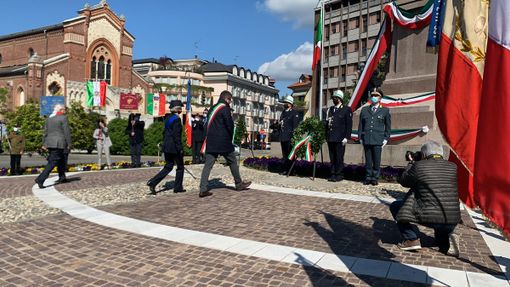 La cerimonia al monumento ai Caduti