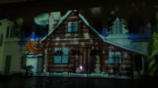 Castellanza: la favola del Natale sulla facciata di Palazzo Brambilla