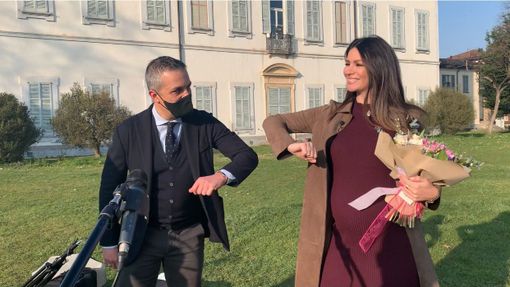 Alessia Ventura a Cassano Magnago per Drive Up: il sindaco Poliseno l'ha salutata e ha offerto dei fiori per la futura maternità