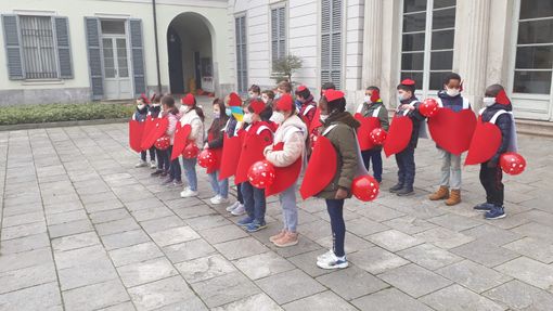 VIDEO. Piccoli grandi cuori di pace a Castellanza: un flash mob per dire no alla guerra
