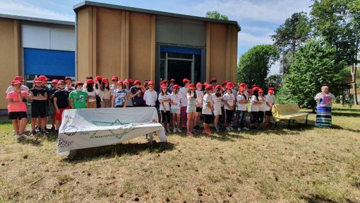 Ultima campanella, classi quinte in festa alla scuola Toscanini e saluto alla maestra che va in pensione