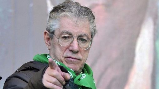 Ufficiale: Bossi fuori dal Parlamento. Salvini: «Senatore a vita» Ufficiale: Bossi fuori dal Parlamento. Salvini: «Senatore a vita»