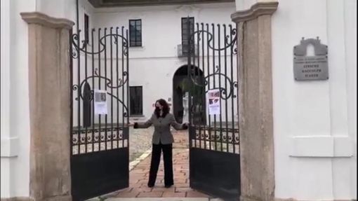 Un'immagine del video della Regione: la vicesindaco Maffioli riapre Palazzo Cicogna