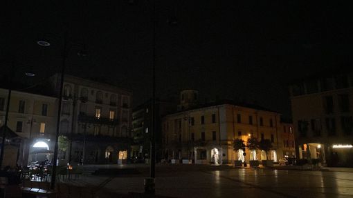 Lampioni spenti, centro di Busto al buio Lampioni spenti, centro di Busto al buio