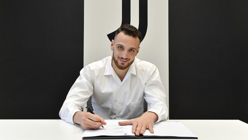 La firma del contratto (foto dal sito Juventus) La firma del contratto (foto dal sito Juventus)
