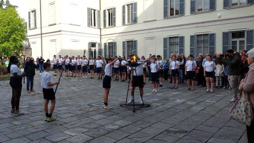 La fiaccola dei ragazzi fa tappa in comune per ringraziare Mirella Cerini La fiaccola dei ragazzi fa tappa in comune per ringraziare Mirella Cerini