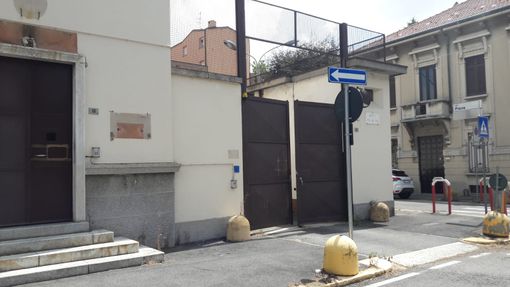 L'ingresso della ex caserma Carabinieri, accessibile a chiunque. In fondo all'articolo la documentazione delle magagne che affliggono una piazza trascurata