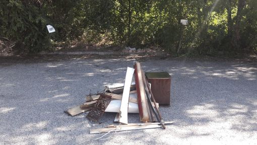 Rifiuti nel parcheggio adiacente la E-Work Arena. Ma gli incivili hanno lasciato tracce anche in altri punti (vedi foto in fondo all'articolo)