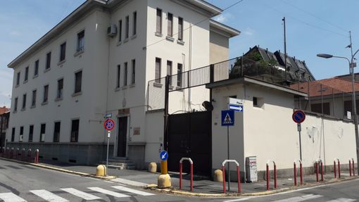 La ex caserma dei Carabinieri è di nuovo inaccessibile. Nelle foto in fondo all'articolo, il cancello, com'era e come è, e le panchine appena posizionate