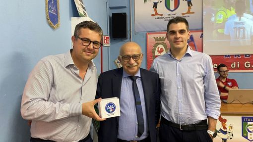 Il sindaco Cassani con l'arbitro di serie A, Simone Sozza, e il presidente locale di Aia, Vincenzo Tropea (Foto Aia-Figc)