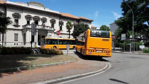 Piazzale Solaro: cappuccio, brioche e gas di scarico. Si spera per poco