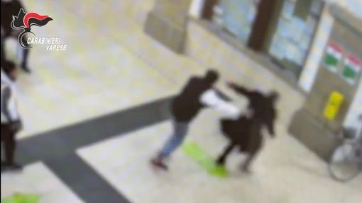 Senza tetto rapinato in stazione a Busto: ecco il video dell'aggressione Senza tetto rapinato in stazione a Busto: ecco il video dell'aggressione