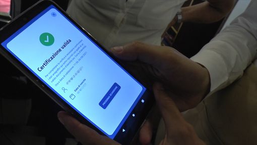 Furbetti del Green Pass: chiusi 32 canali Telegram che "spacciavano" false certificazioni
