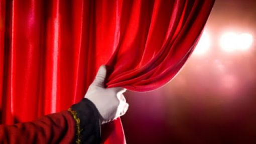La solidarietà si fa in quattro e a teatro