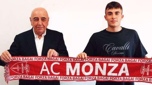 Leonardo Colombo, classe 2005, con Adriano Galliani nella foto ufficiale del Monza