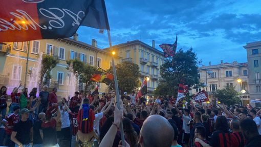 FOTO e VIDEO. Milan campione d’Italia, la festa della Busto rossonera FOTO e VIDEO. Milan campione d’Italia, la festa della Busto rossonera