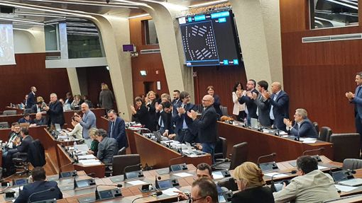 I festeggiamenti tra i banchi della minoranza