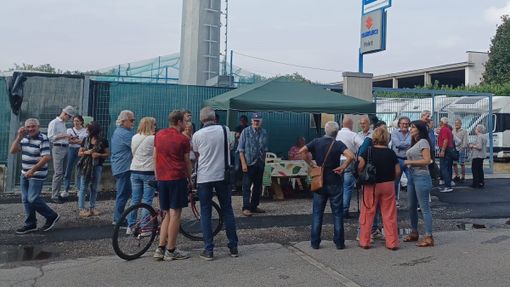 I cittadini di via Goito si riuniscono sotto l’antenna per ribadire il loro no