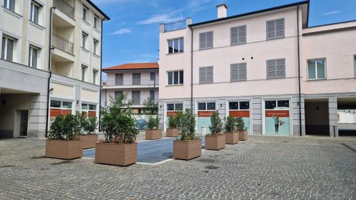 Busto, tra le polemiche sulle piante spuntano le fioriere nella piazza delle Dimore Liberty Busto, tra le polemiche sulle piante spuntano le fioriere nella piazza delle Dimore Liberty