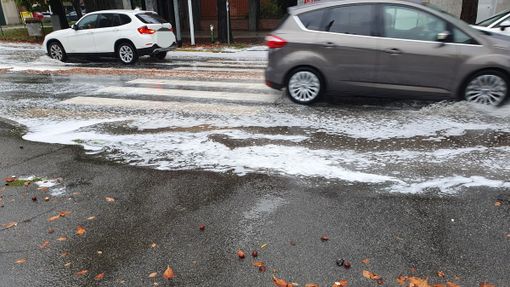 FOTO E VIDEO Busto, un “fiume” d’acqua e schiuma su viale Alfieri FOTO E VIDEO Busto, un “fiume” d’acqua e schiuma su viale Alfieri
