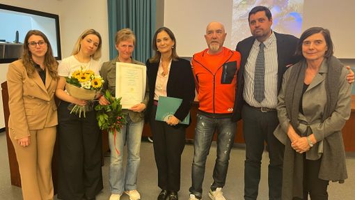 Foto di gruppo, da sinistra: Greta Colombo, Veronica Vitali, la signora Flora Ceruti, la rettrice Maria Pierro, lo zio di Giulia, Matteo Tozzi, Luigina Guasti