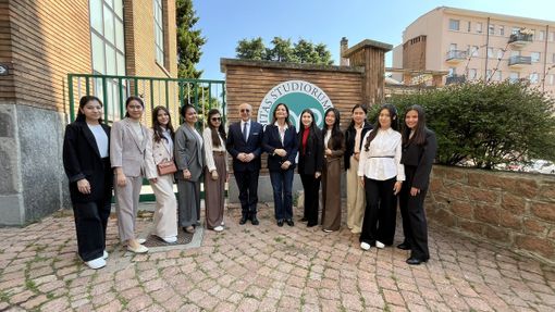 Le studentesse con la rettrice Maria Pierro e il prefetto Salvatore Pasquariello