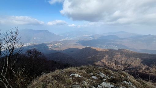 Nuvole in arrivo: la vista dall'alto del Campo dei Fiori (foto Mario Chiodetti)