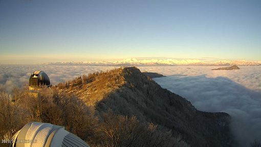 LA FOTO. Il Centro Geofisico Prealpino: «Al Campo dei Fiori il primo mare di nubi dell'inverno e 4 centimetri di neve»