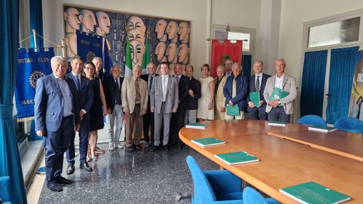 Diciassettemila euro di contributi per gli studenti: la donazione dei Rotary del Seprio alla neonata Fondazione per l’Università dell’Insubria Diciassettemila euro di contributi per gli studenti: la donazione dei Rotary del Seprio alla neonata Fondazione per l’Università dell’Insubria