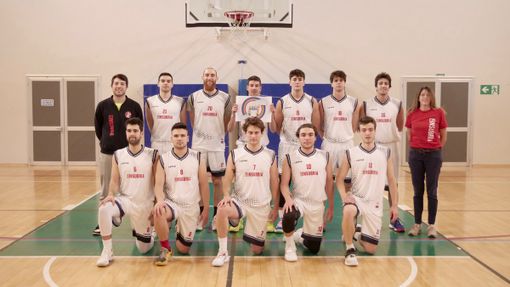 Due fotografie della squadra di basket maschile