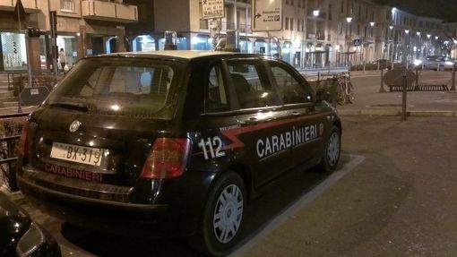 Rissa davanti alla stazione di Saronno, con pugni, calci e lanci di bicchieri e spazzatura Rissa davanti alla stazione di Saronno, con pugni, calci e lanci di bicchieri e spazzatura