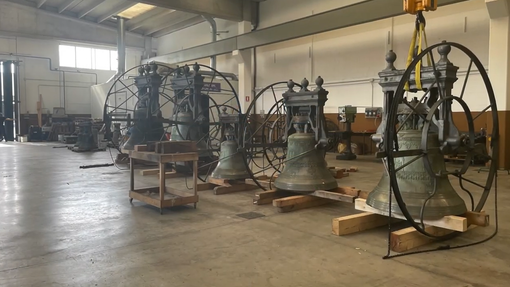 VIDEO. Le campane della chiesa di Carnago sono tornate al loro posto VIDEO. Le campane della chiesa di Carnago sono tornate al loro posto