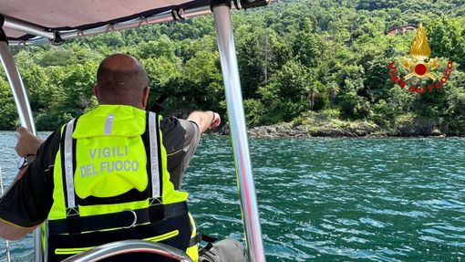 VIDEO E FOTO. Recuperato dai sommozzatori il cadavere rinvenuto nel pomeriggio sul fondo del lago Maggiore a Castelveccana