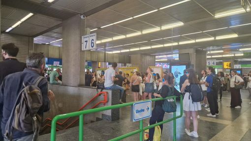 Tragedia alla stazione di Cesate: donna muore travolta da un treno, circolazione sospesa sulla Milano-Saronno