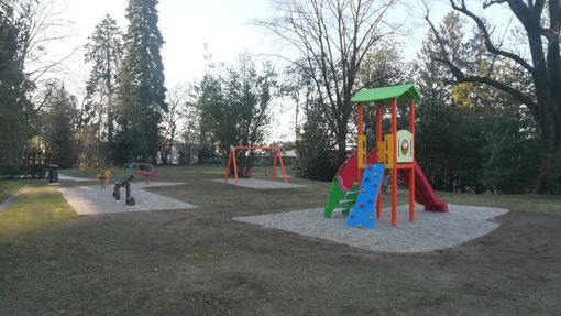 Un'area giochi totalmente rinnovata nello storico parco di Villa Recalcati