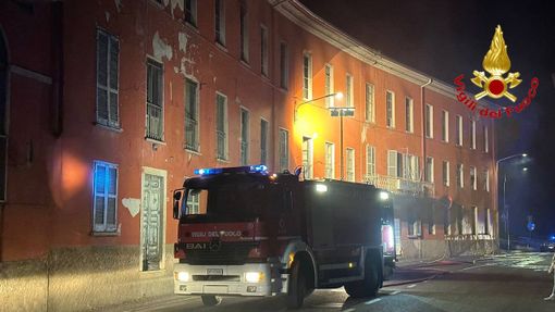 FOTO. Notte di fuoco a Germignaga, in fiamme l’ex setificio: indagano i carabinieri