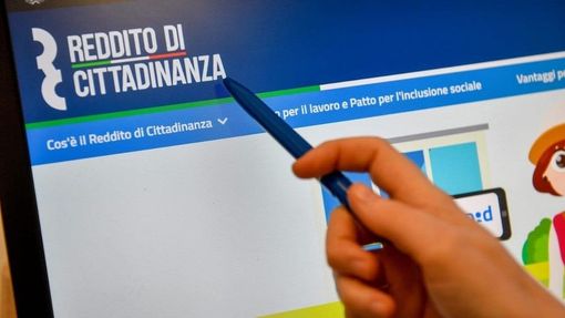 Dichiarazioni e documenti falsi per avere il reddito di cittadinanza, 47enne nei guai