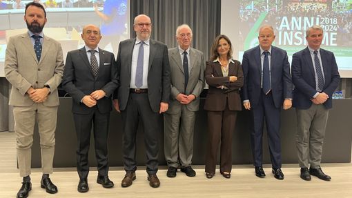 «Sei anni insieme»: il rettore dell’Università dell’Insubria Angelo Tagliabue conclude il suo mandato con un libro fotografico «Sei anni insieme»: il rettore dell’Università dell’Insubria Angelo Tagliabue conclude il suo mandato con un libro fotografico