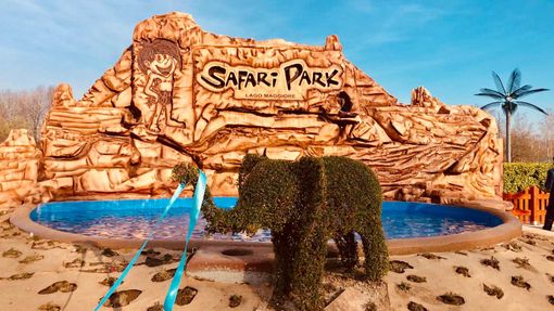 L'ingresso del Safari Park. Sotto, la famiglia De Rocchi