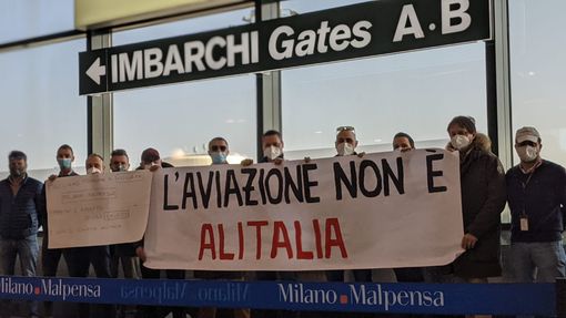 A Malpensa la protesta dei lavoratori del trasporto aereo: «L'aviazione non è solo Alitalia» A Malpensa la protesta dei lavoratori del trasporto aereo: «L'aviazione non è solo Alitalia»