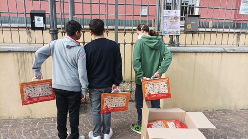 Sacchetti antispreco nelle scuole di Somma Lombardo: l'iniziativa del consiglio comunale delle ragazze e dei ragazzi Sacchetti antispreco nelle scuole di Somma Lombardo: l'iniziativa del consiglio comunale delle ragazze e dei ragazzi