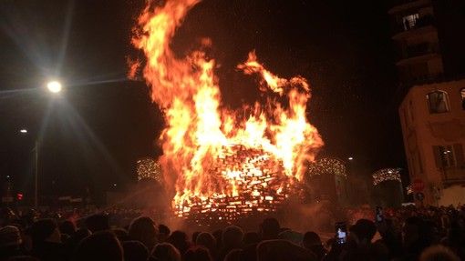 Il Gruppo Lucine Sacro Monte chiude l'iniziativa dei bigliettini dei desideri con il falò di Sant'Antonio Il Gruppo Lucine Sacro Monte chiude l'iniziativa dei bigliettini dei desideri con il falò di Sant'Antonio