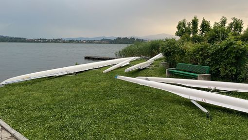 VIDEO - Paura davanti a Groppello per il maltempo: le barche dei giovani canottieri si ribaltano sul lago VIDEO - Paura davanti a Groppello per il maltempo: le barche dei giovani canottieri si ribaltano sul lago